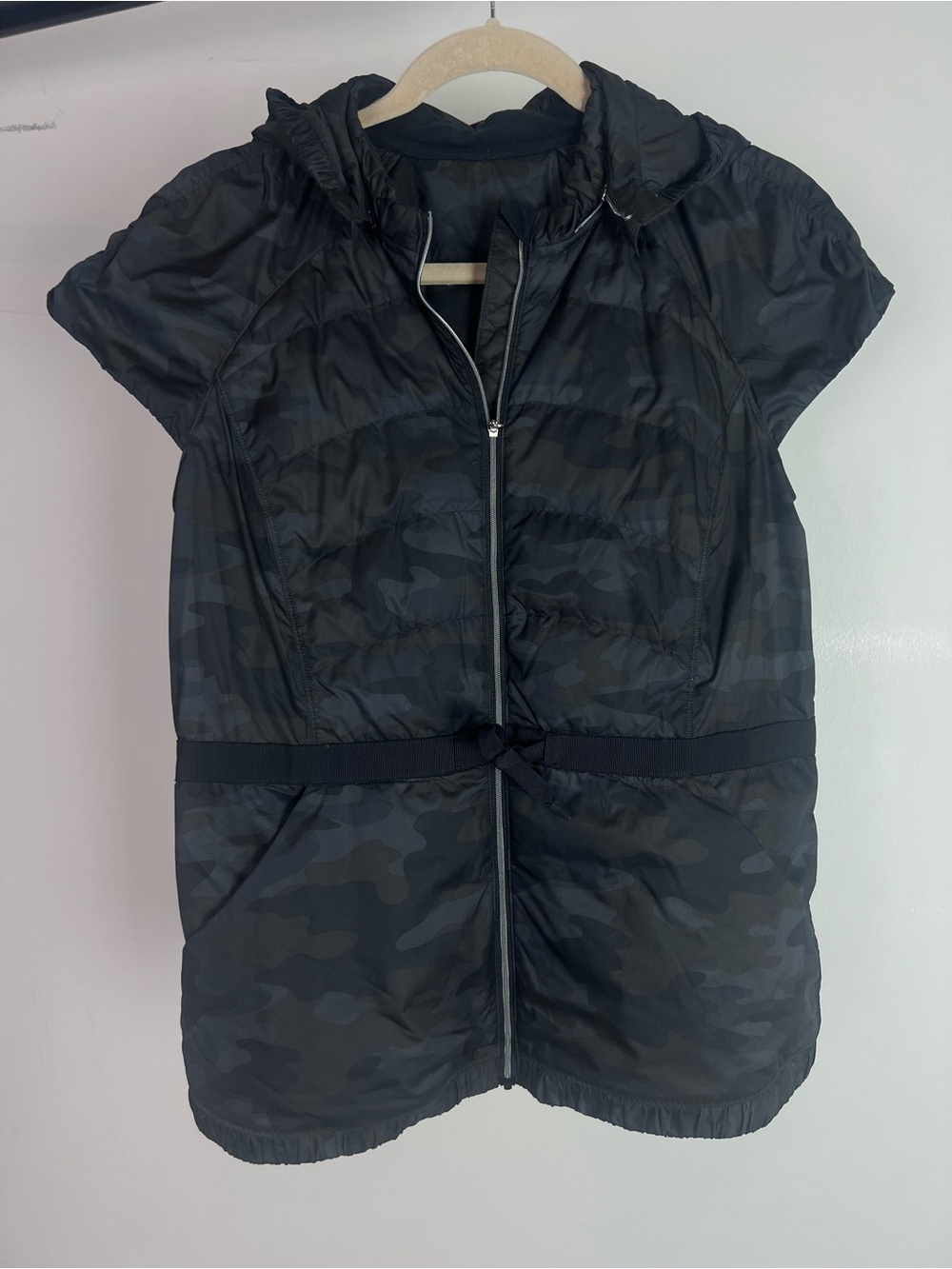 lululemon athletica Black Camo Short-Sleeve Hooded Puffer Vest 8